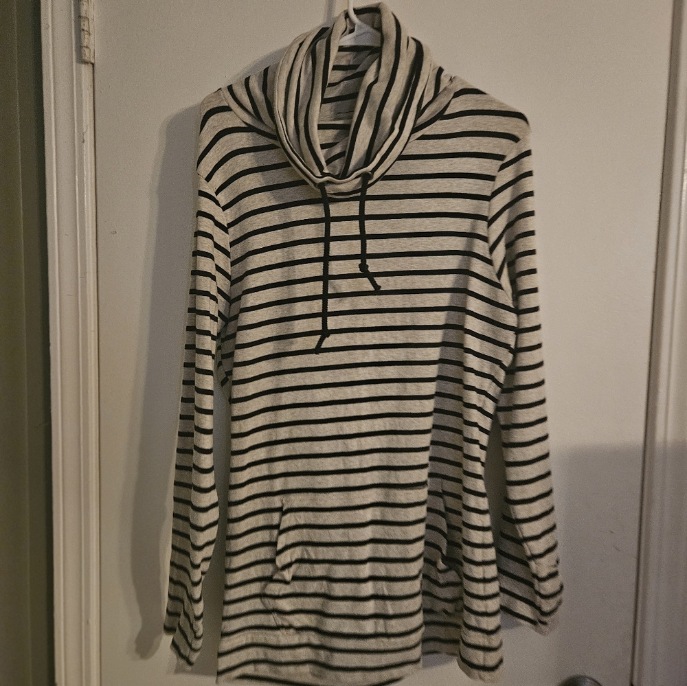 Grey striped cowl